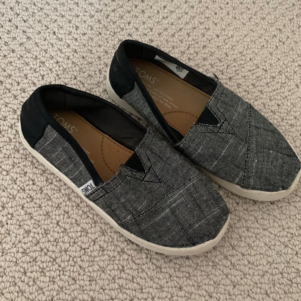 Boys Sz13.5 black and white Toms
